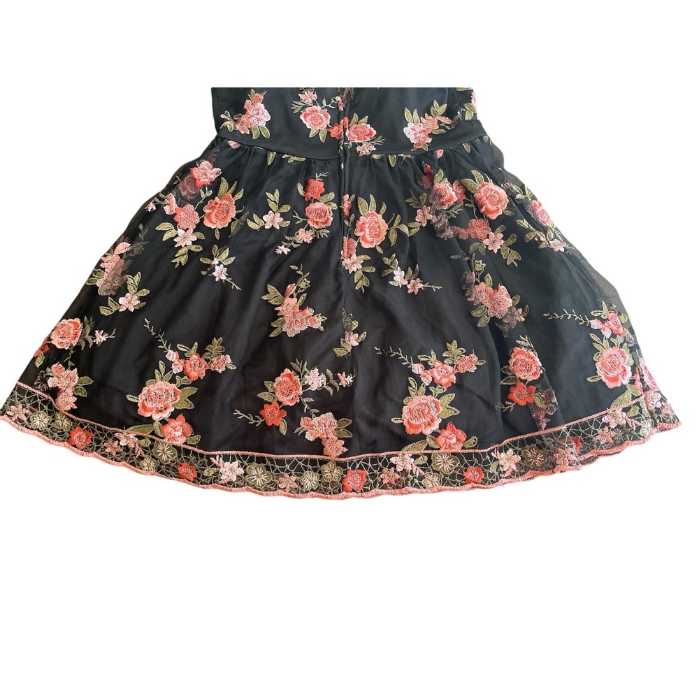 City Triangles Black and Embroidered Pink Flowers Junior Dress Size 11 Pre-Owned - Picture 4 of 10